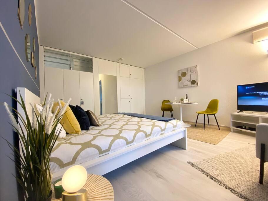 Luganersee, Pool, Strand, Parkplatz, Suite Bissone Exterior photo